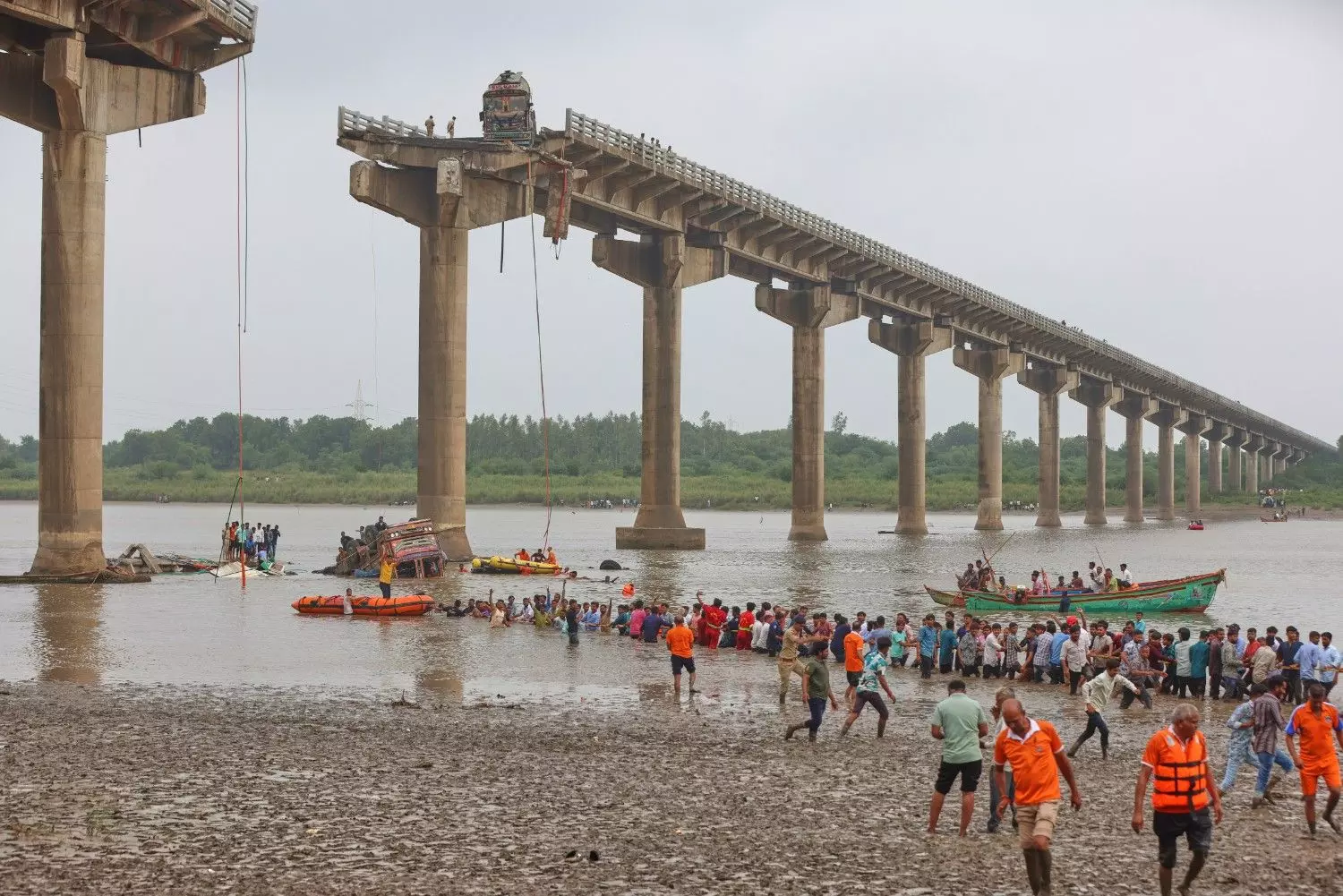 Gujarat bridge collpase, Vadodara Gujarat bridge collpase, Vadodara