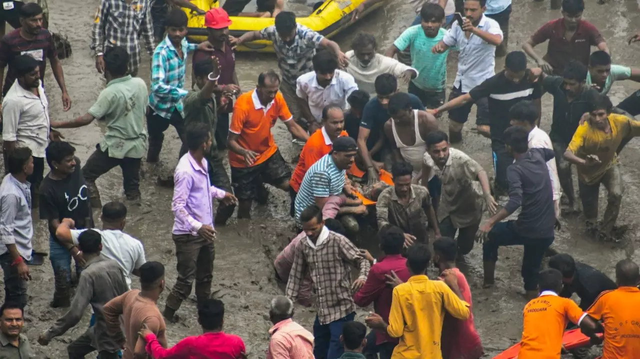 Gujarat bridge collpase, Vadodara