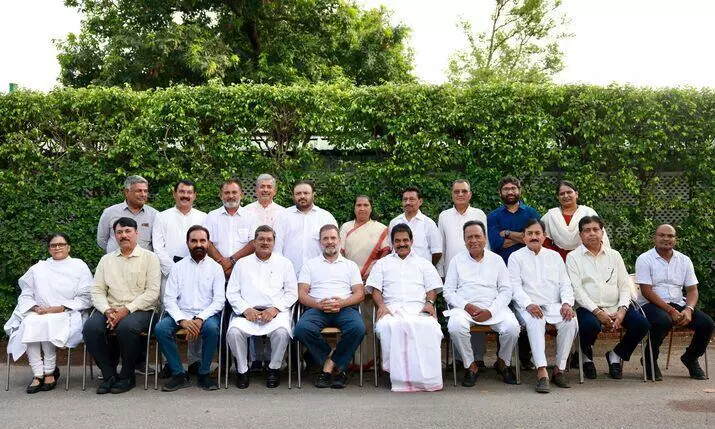 Rahul Gandhi with Congress leaders from Gujarat Rahul Gandhi with Congress leaders from Gujarat