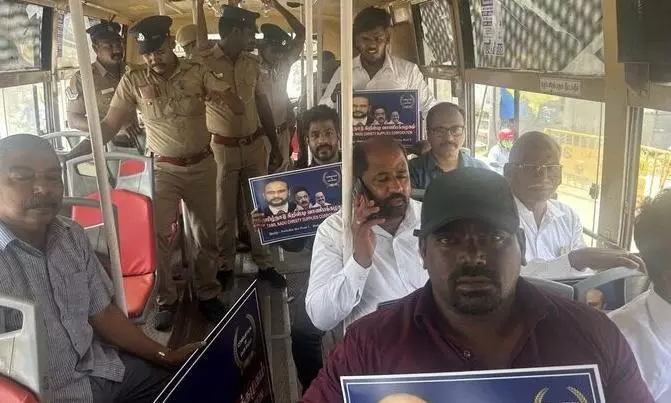 Arappor Iyakkam activists held Arappor Iyakkam activists held