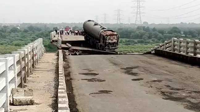 Gambhira bridge collapse