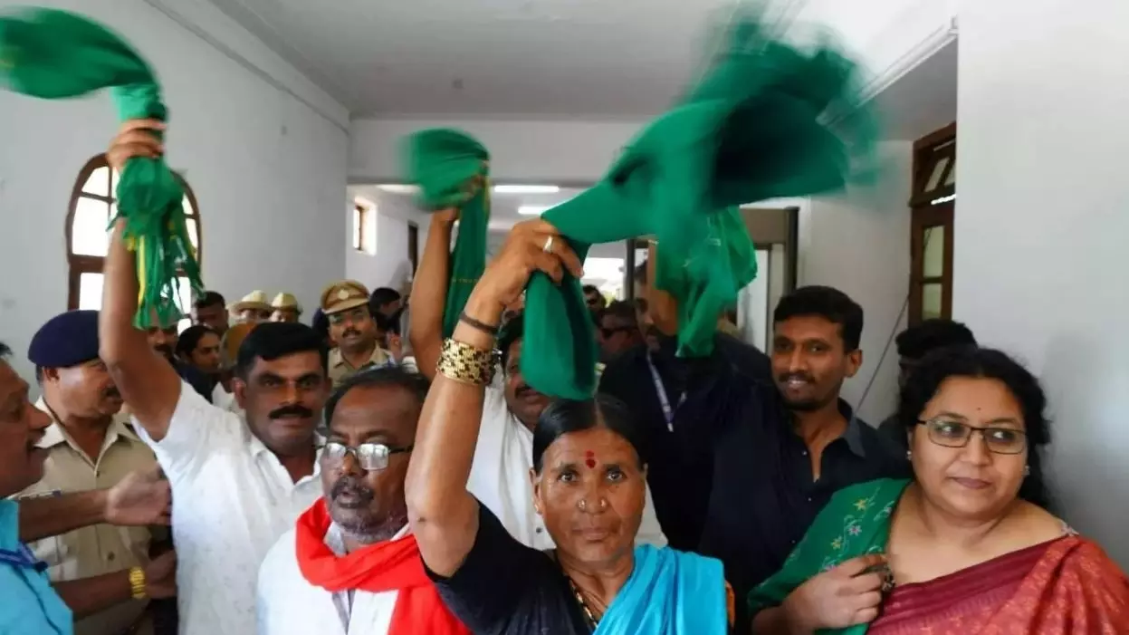 Karnataka farmers protest over land acquisition in Devanahalli