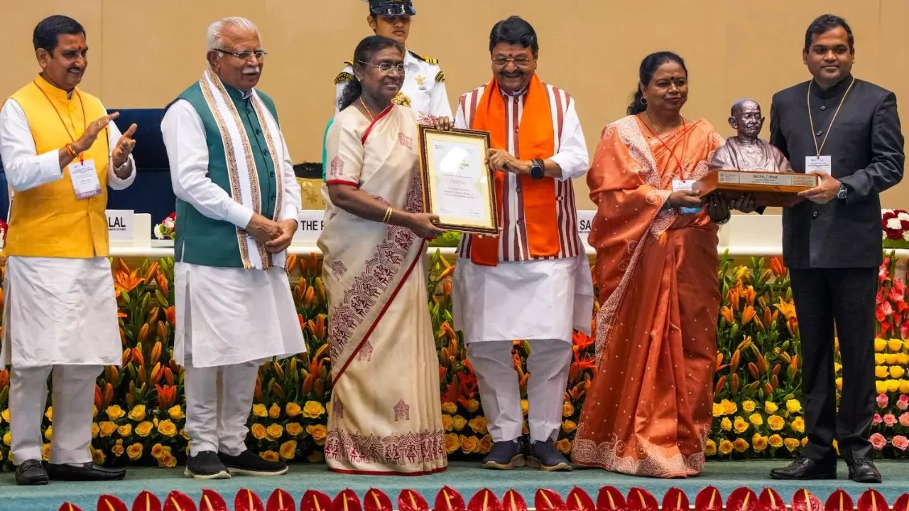 President Droupadi Murmu presents the Swachh Survekshan 2024–25 Awards