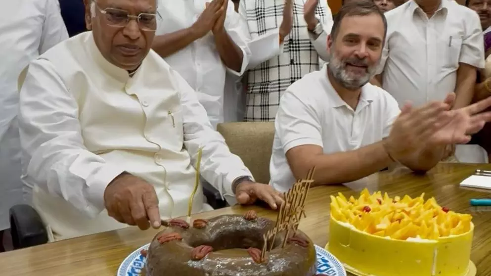 Mallikarjun Kharge cutting cake on his birthday