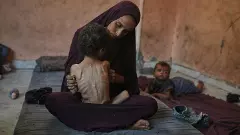 gaza mother with malnourished child