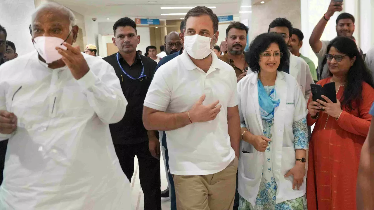 Congress President Mallikarjun Kharge (Left)  and LoP in Lok Sabha Rahul Gandhi