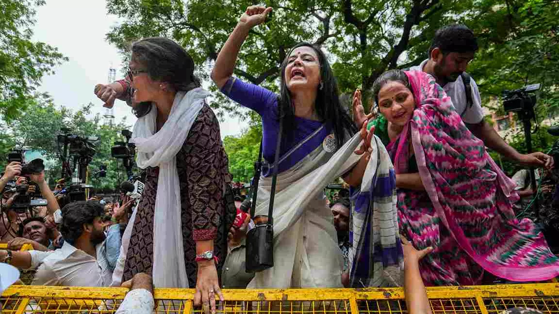 Monsoon Session: Rahul, Priyanka released from detention; LS passes I-T Bill