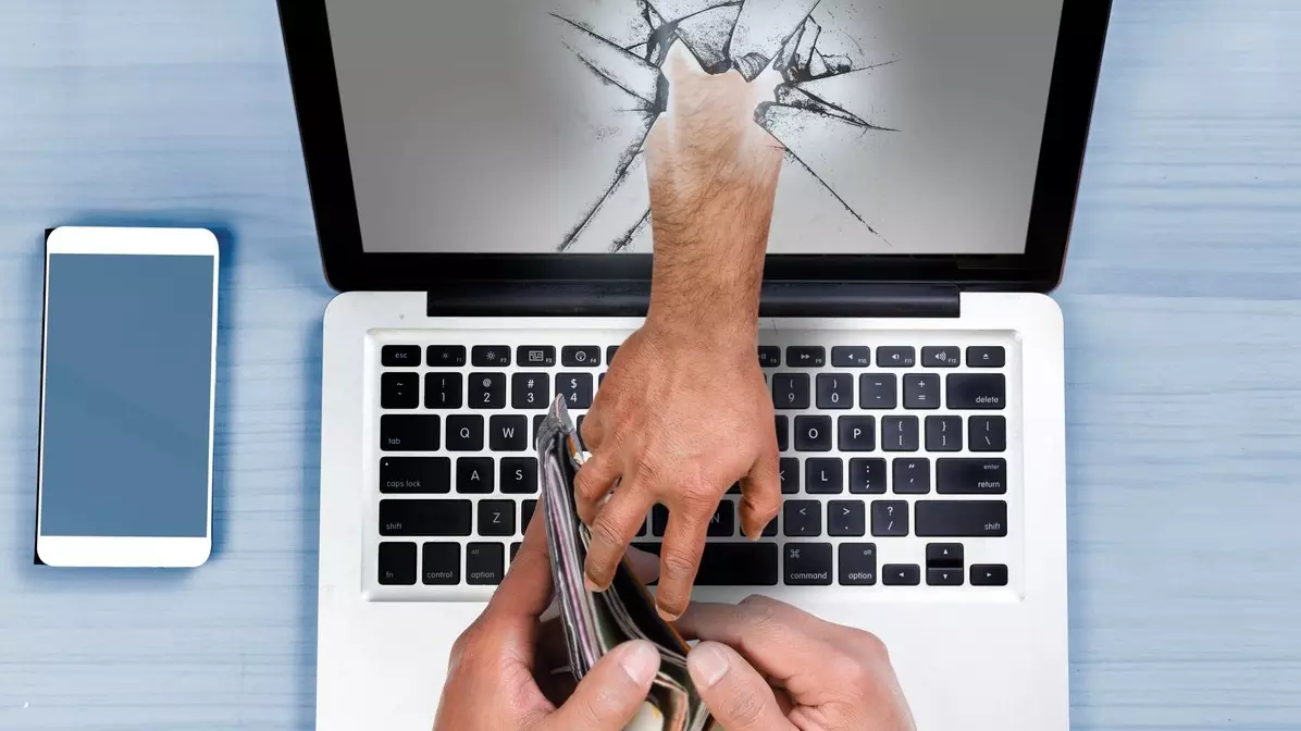 A 50-year-old engineer in Bengaluru clicked on a link while trying to pay his traffic fine on a government website and lost more than Rs 2.6 lakh. (iStock Photo) A 50-year-old engineer in Bengaluru clicked on a link while trying to pay his traffic fine on a government website and lost more than Rs 2.6 lakh. (iStock Photo)