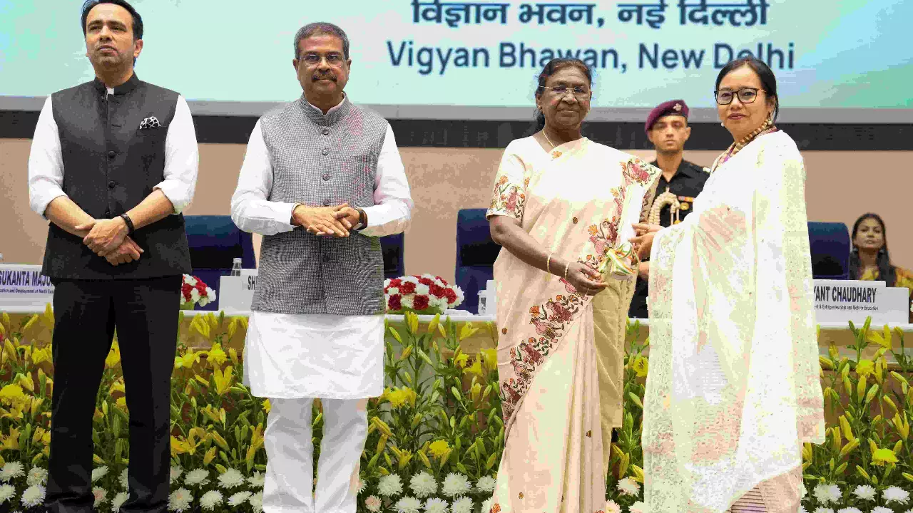 President Droupadi Murmu presents an award during the National Teachers Awards 2025