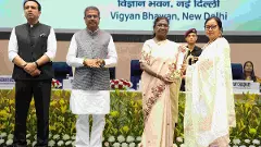 President Droupadi Murmu presents an award during the National Teachers Awards 2025