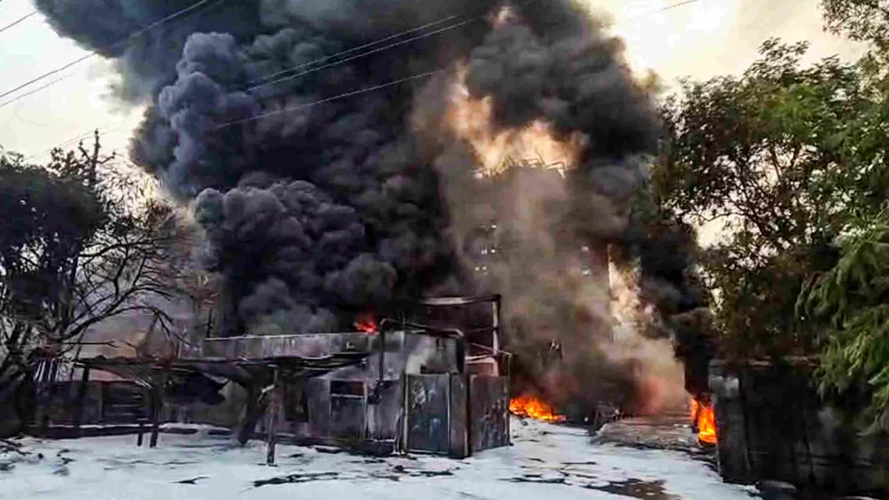 Massive fire engulfs chemical factory in Gujarats Bharuch, firefighting underway Massive fire engulfs chemical factory in Gujarats Bharuch, firefighting underway