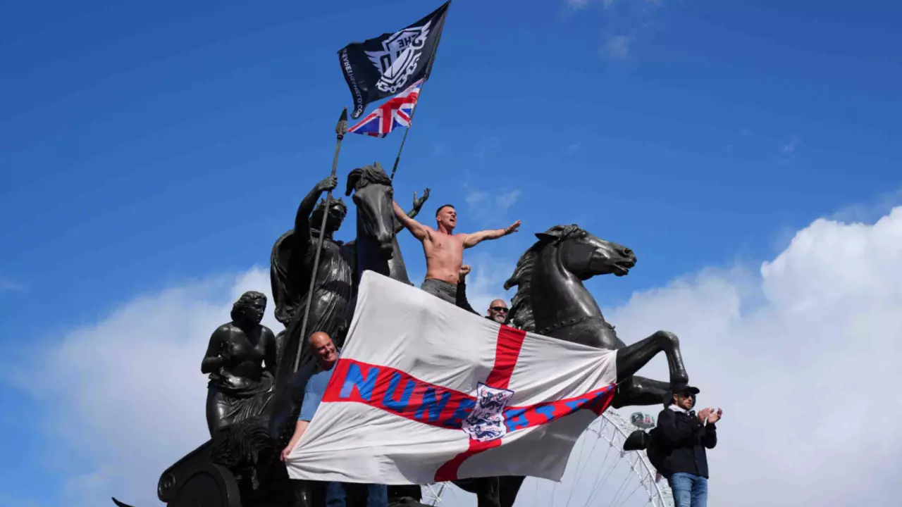 Onion bhaji moment at anti-immigrant rally in London; video goes viral Onion bhaji moment at anti-immigrant rally in London; video goes viral