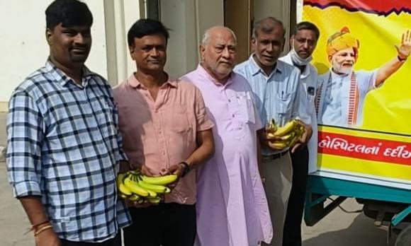 Modi’s brother distributes fruits at Ahmedabad hospital to celebrate PMs birthday