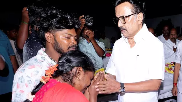 Stalin consoles kin of Karur stampede victims
