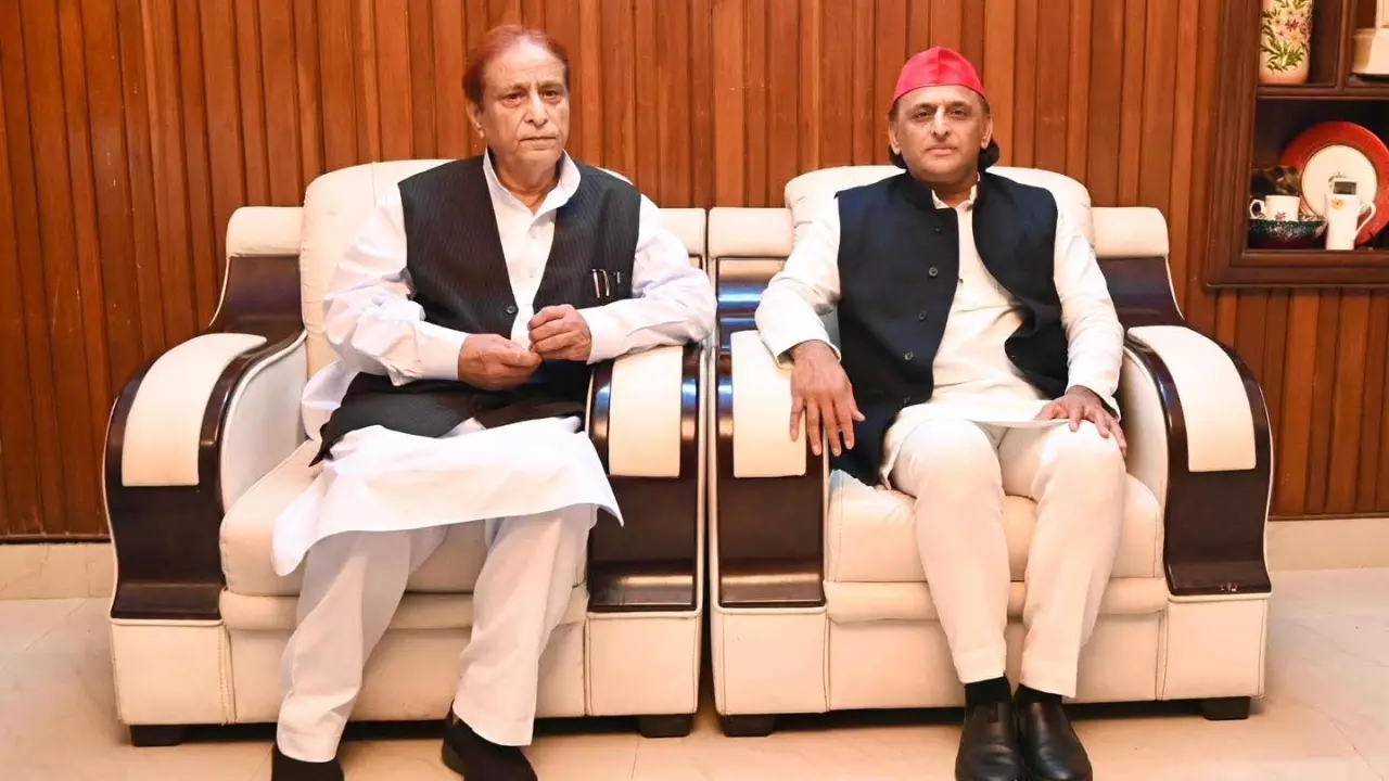 Akhilesh meets Azam Khan, calls him heartbeat of Samajwadi Party