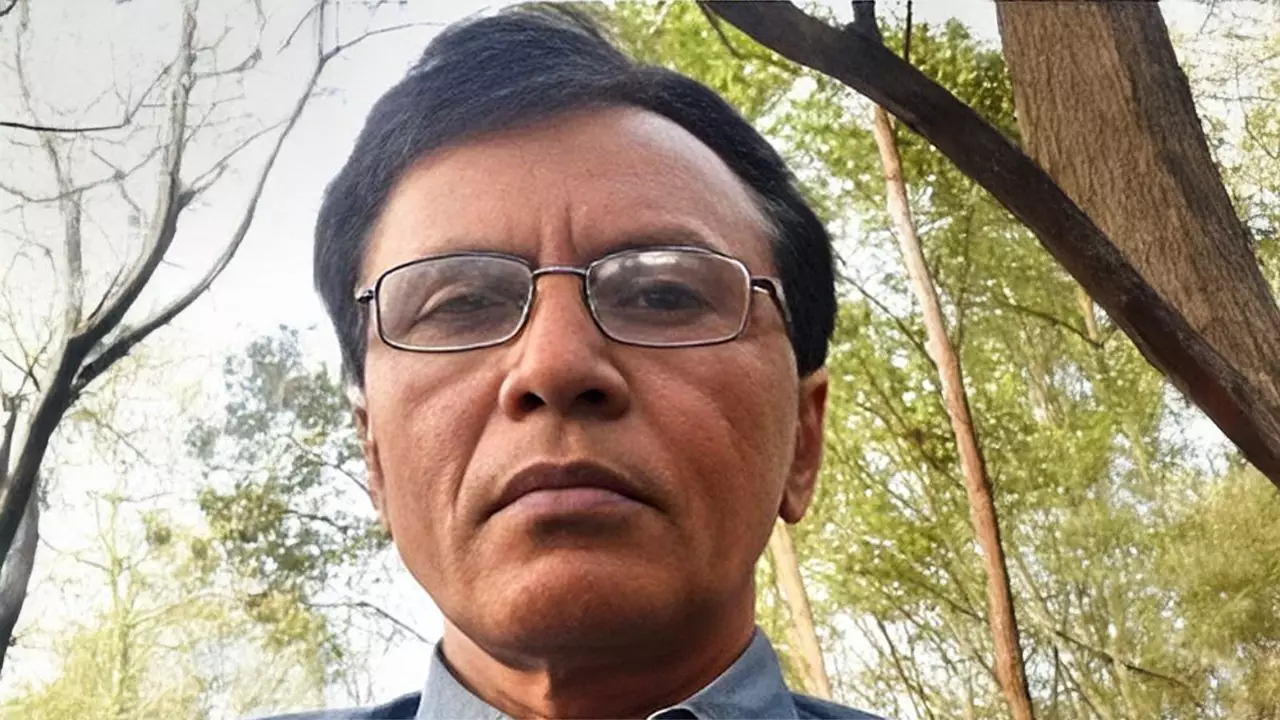 Senior Naxalite Bhupathi, 60 others surrender in Maharashtra Senior Naxalite Bhupathi, 60 others surrender in Maharashtra