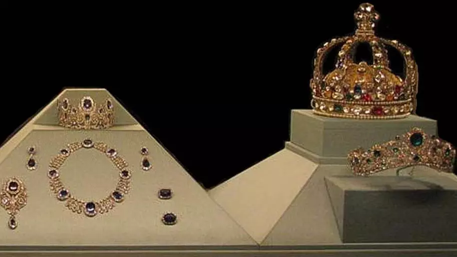 Louvre robbery theft crown jewels Napoleon jewellery