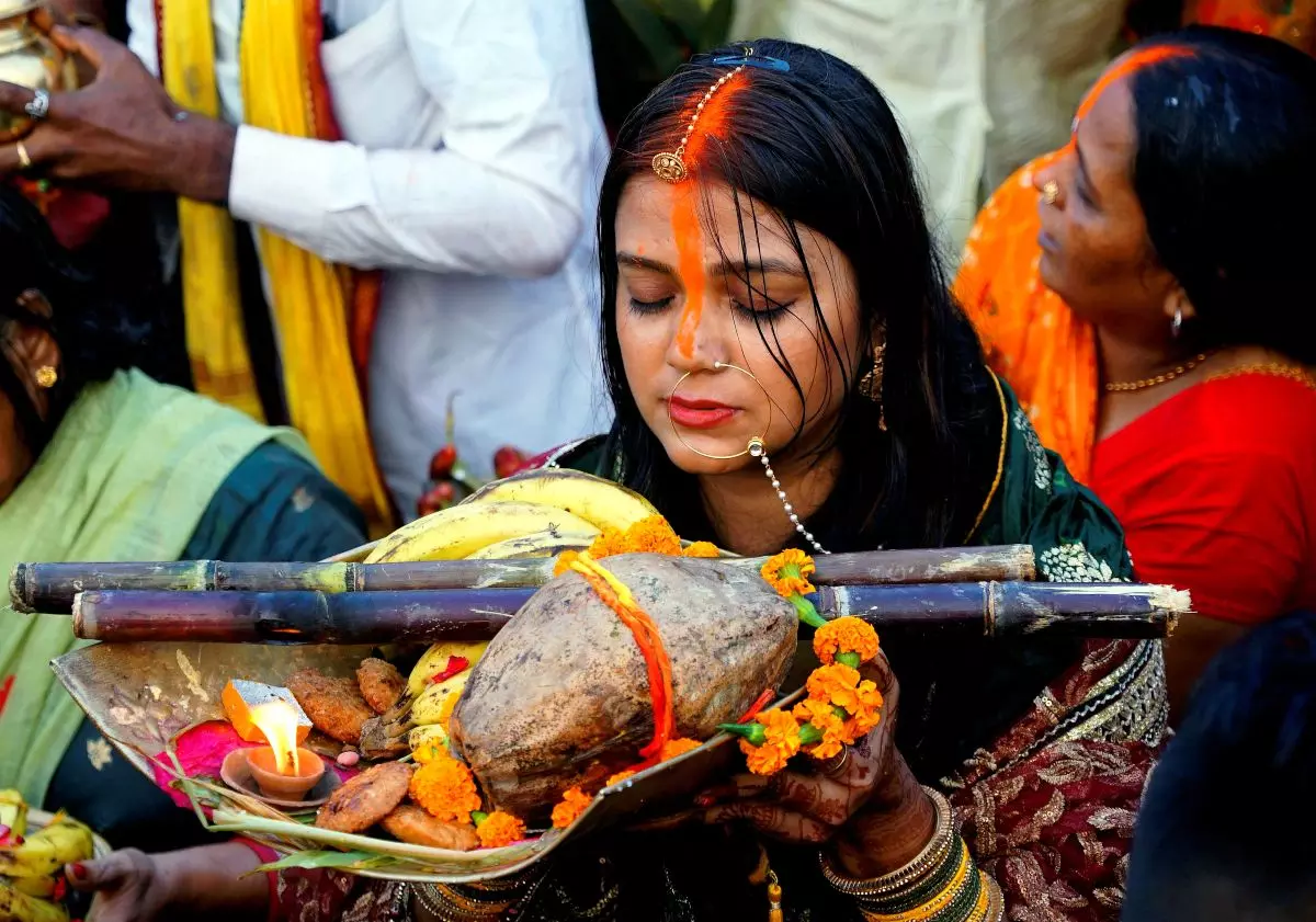 Lakhs offer prayers to rising sun as Chhath Puja concludes across North India Lakhs offer prayers to rising sun as Chhath Puja concludes across North India
