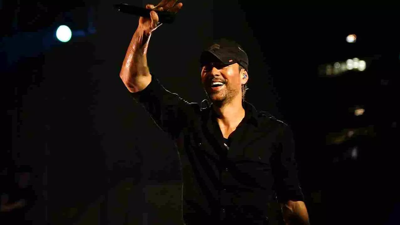 Enrique Iglesias lights up Mumbai with his maiden concert in city; 25,000 fans attend