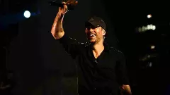 Enrique Iglesias lights up Mumbai with his maiden concert in city; 25,000 fans attend