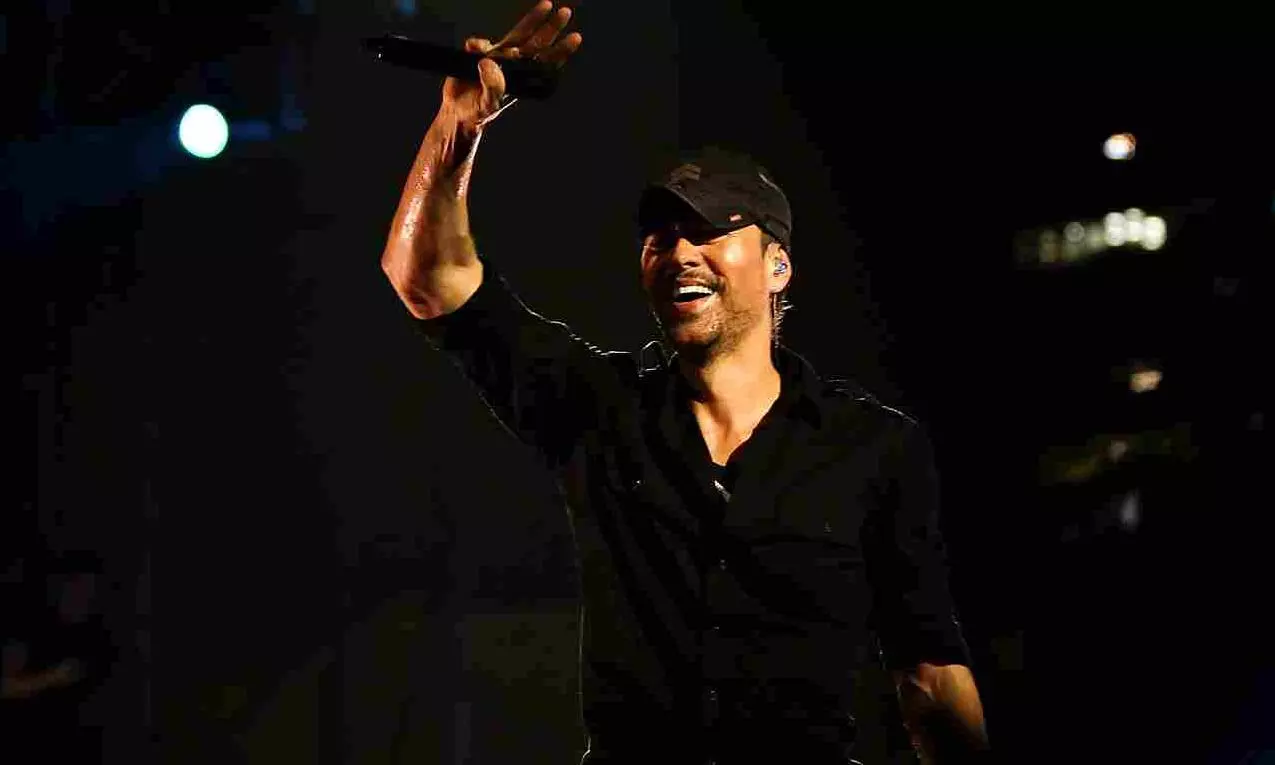Enrique Iglesias lights up Mumbai with his maiden concert in city; 25,000 fans attend Enrique Iglesias lights up Mumbai with his maiden concert in city; 25,000 fans attend