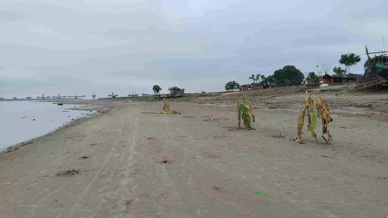 Banks at Karampur village along Ganges in Bihars Raghopur