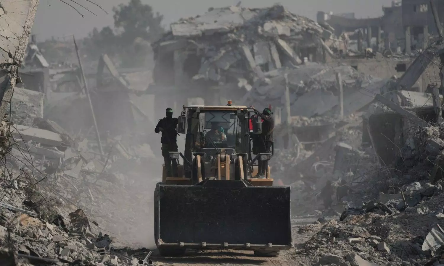 Hamas militants and Egyptian workers search for the bodies of Israeli hostages in Gaza Hamas militants and Egyptian workers search for the bodies of Israeli hostages in Gaza