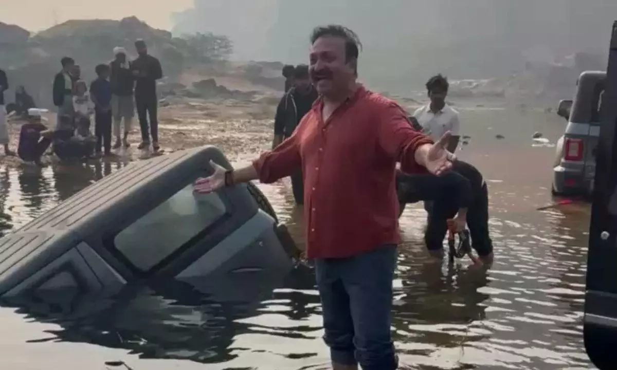 Mahindra Thar became submerged in a lake near Delhi Mahindra Thar became submerged in a lake near Delhi