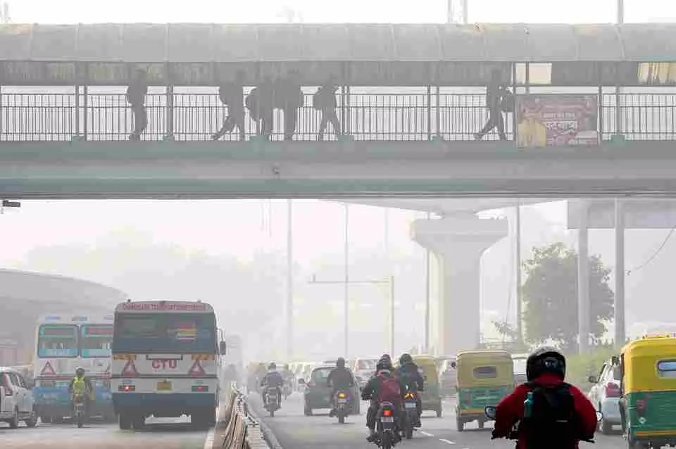 Delhis air quality severe for second day in a row; minimum temperature dips to 10.4 degrees Delhis air quality severe for second day in a row; minimum temperature dips to 10.4 degrees