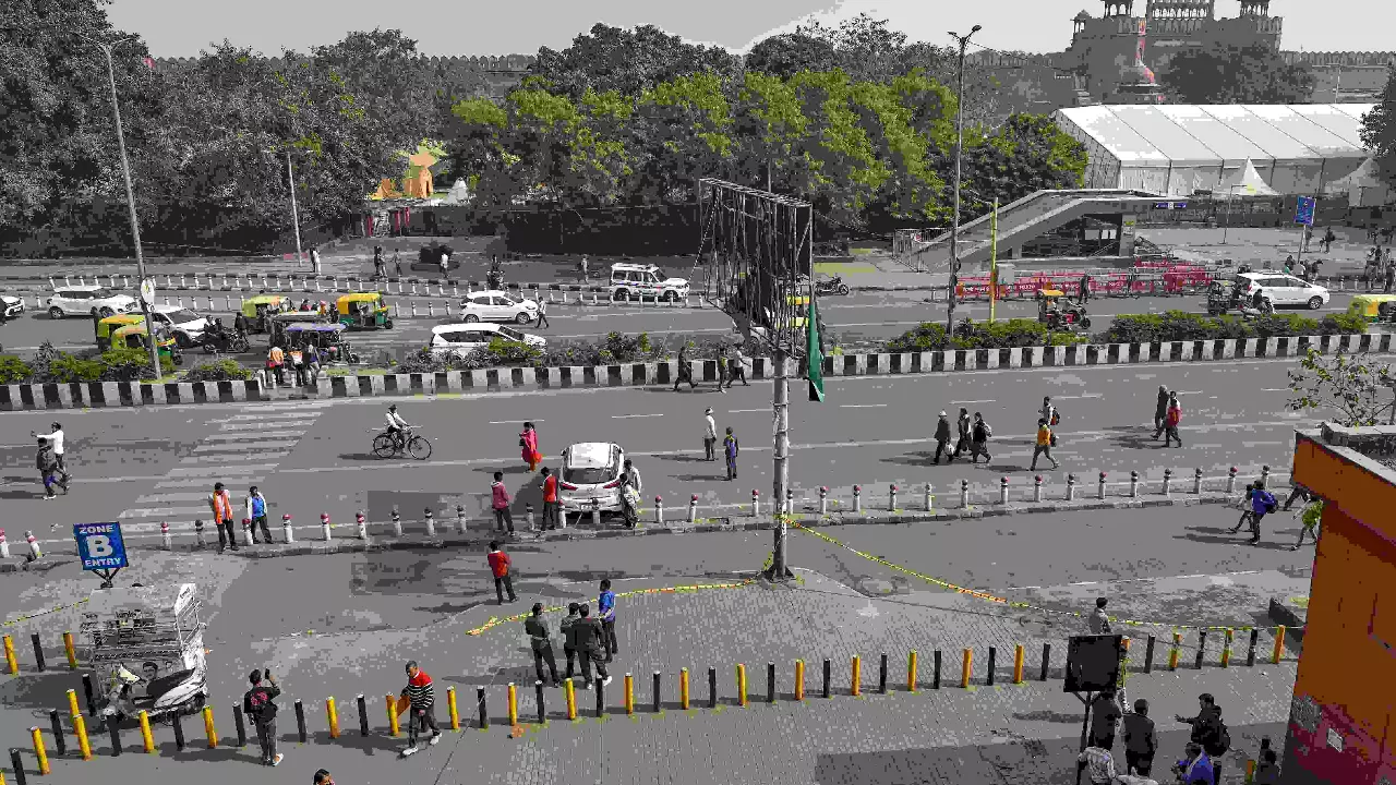 Road near Red Fort reopens after car blast Road near Red Fort reopens after car blast