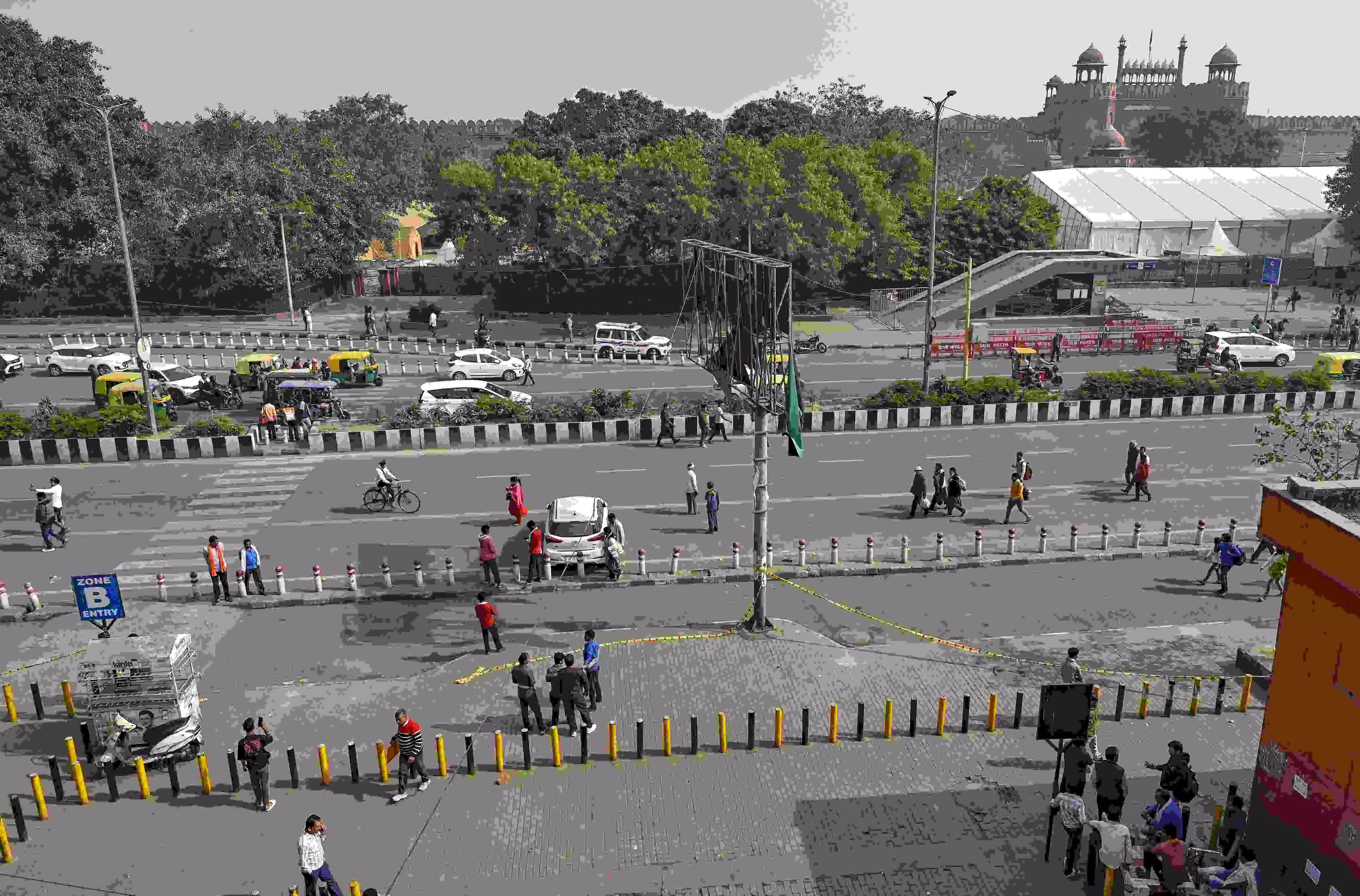 Road near Red Fort reopens after car blast Road near Red Fort reopens after car blast