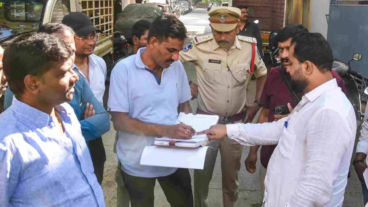 TelTelangana Police personnel conduct investigations following the tragic bus accident in Saudi Arabia