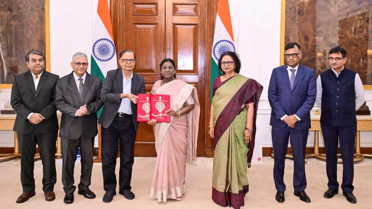 16th Finance Commission submits report to President Murmu