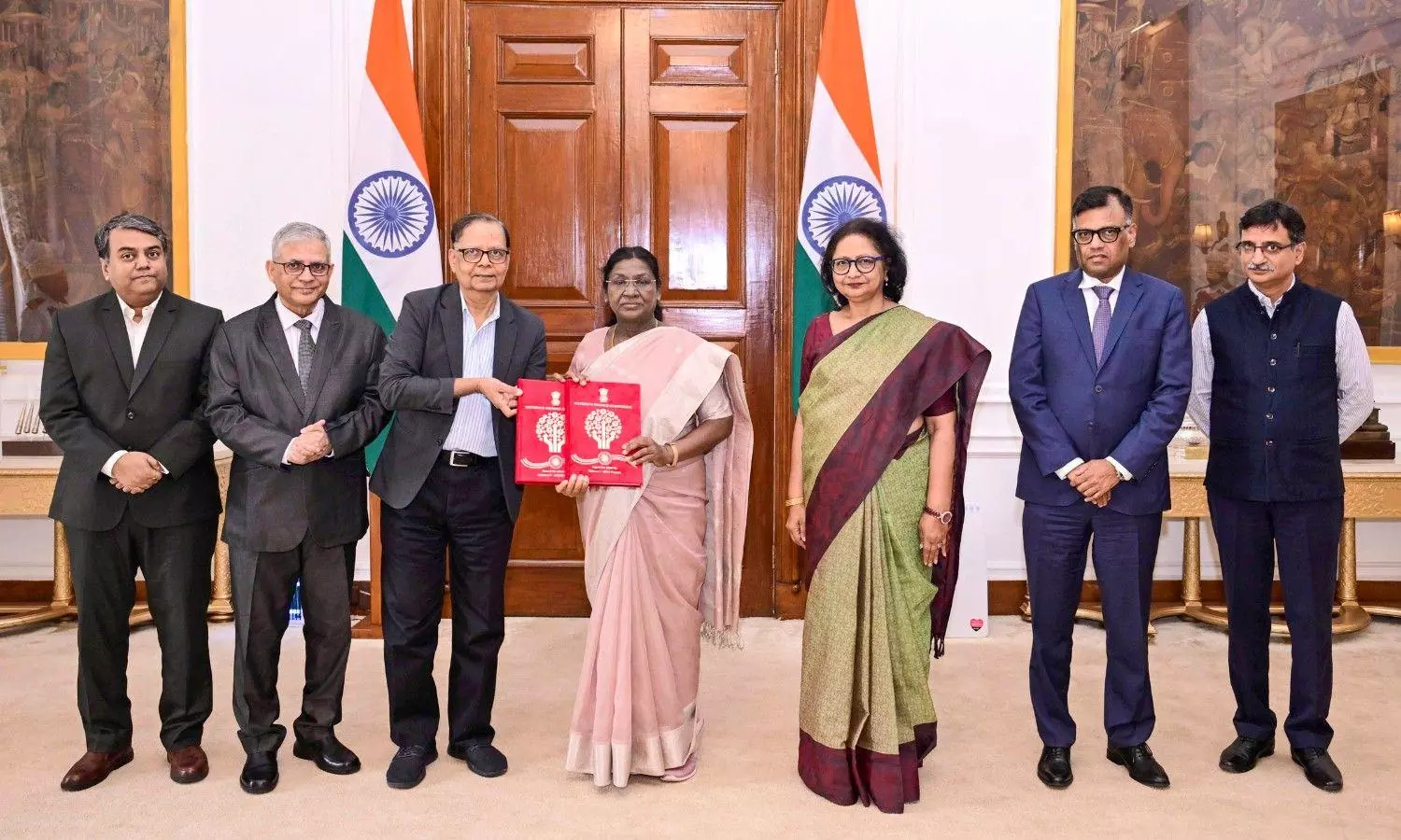 16th Finance Commission submits report to President Murmu