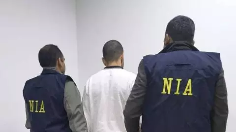 Gangster Anmol Bishnoi (Centre)