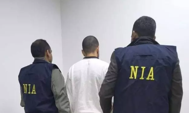 Gangster Anmol Bishnoi (Centre)