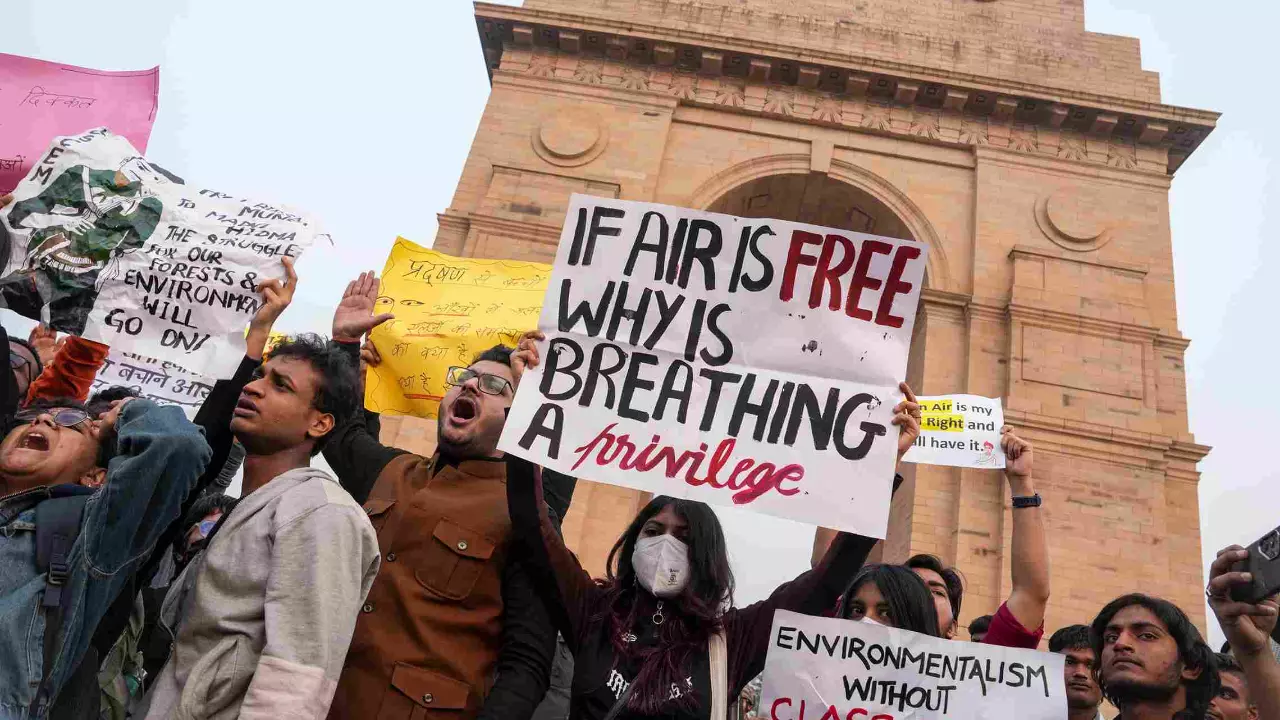 Delhi: Air quality remains at very poor on Monday, no respite from pollution woes