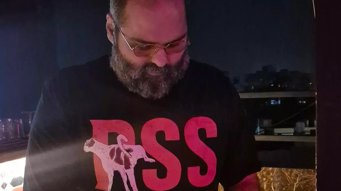 Kunal Kamra stirs fresh row with T-shirt photo targeting RSS