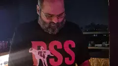 Kunal Kamra stirs fresh row with T-shirt photo targeting RSS