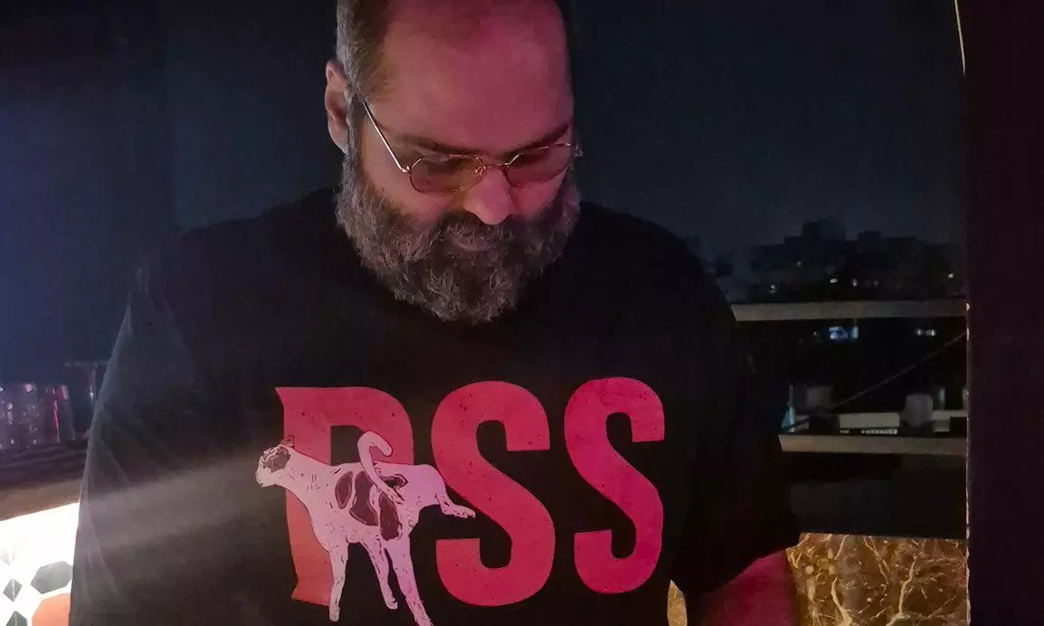 Kunal Kamra stirs fresh row with T-shirt photo targeting RSS