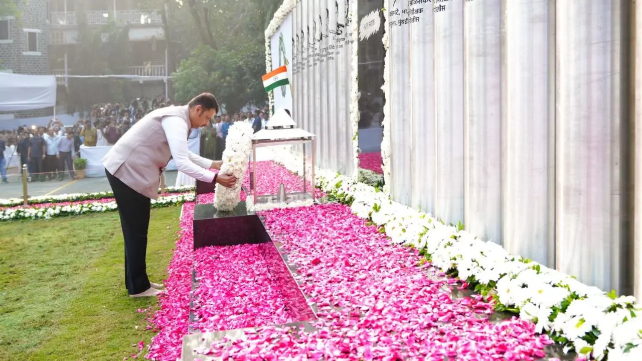 Devendra Fadnavis paid floral tributes to the martyrs of the Mumbai terror attack