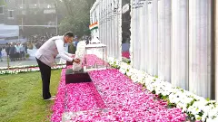 Devendra Fadnavis paid floral tributes to the martyrs of the Mumbai terror attack