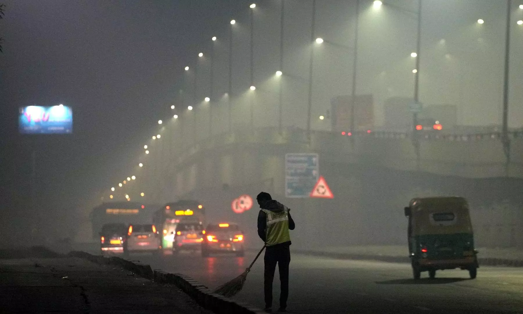 Delhi air quality remains ‘very poor’ for 13th straight day Delhi air quality remains ‘very poor’ for 13th straight day
