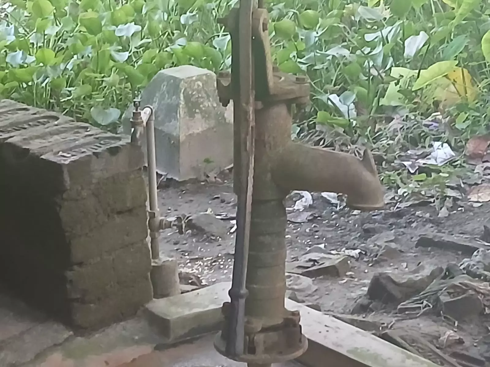 A portion of the wall of Jahangir Mandals house adjacent to the border pillar which had been put up for fencing of the India-Bangladesh border. Photo: The Federal