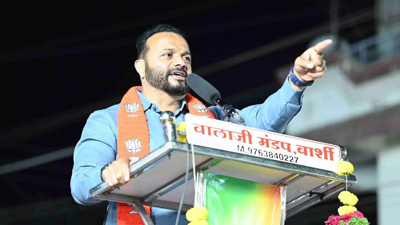 ‘Take money from anyone’, but be loyal to Fadnavis: Minister to women voters