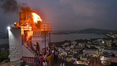 Thiruparankundram Deepam row: Madras HC flags contempt, asks state govt to explain Thiruparankundram Deepam row: Madras HC flags contempt, asks state govt to explain