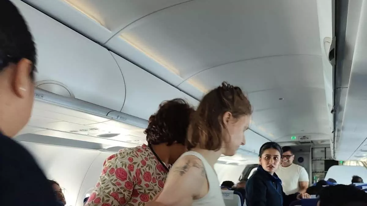 Former MLA Anjali Nimbalkar helping the sick passenger