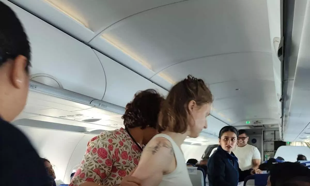 Former MLA Anjali Nimbalkar helping the sick passenger Former MLA Anjali Nimbalkar helping the sick passenger