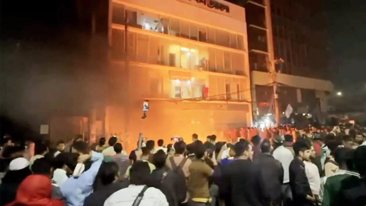 protesters vandalise newspaper office in Dhaka