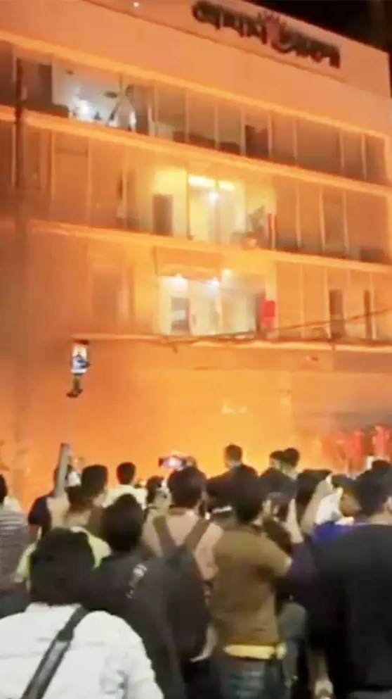 protesters vandalise newspaper office in Dhaka protesters vandalise newspaper office in Dhaka